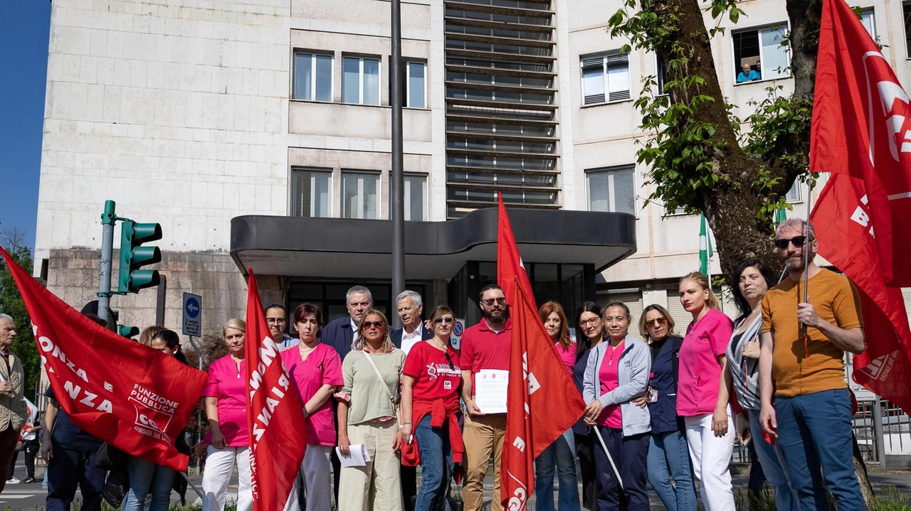 "Asst Nord Milano intende dismettere il servizio dal 30 settembre e concentrarlo a Cusano". Scattato il presidio davanti all’ospedale. "Questa protesta sarà solo la prima di una lunga serie".