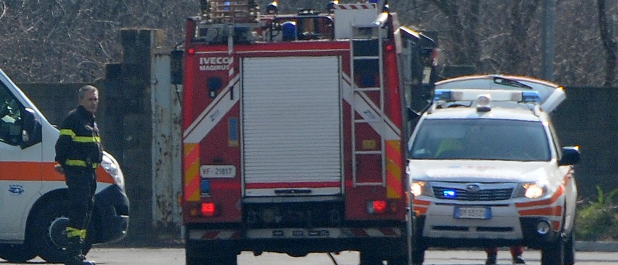 Iseo: posteggia in discesa e dimentica di mettere il freno a mano, l’auto si ribalta e lo schiaccia