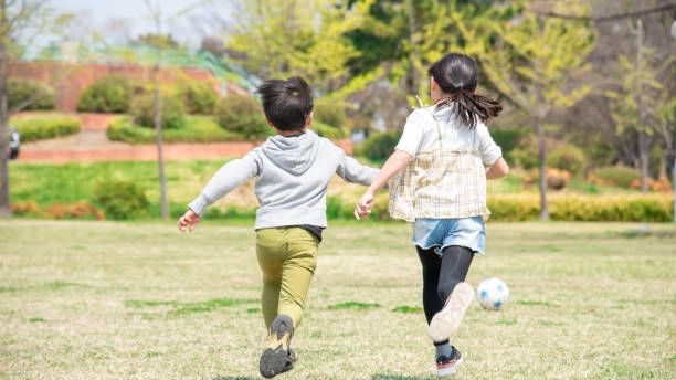 Un bambino e una bambina in un giardino pubblico: il Comune ha fornito i dati sui nomi più gettonati Un bambino e una bambina in un giardino pubblico: il Comune ha fornito i dati sui nomi più gettonati