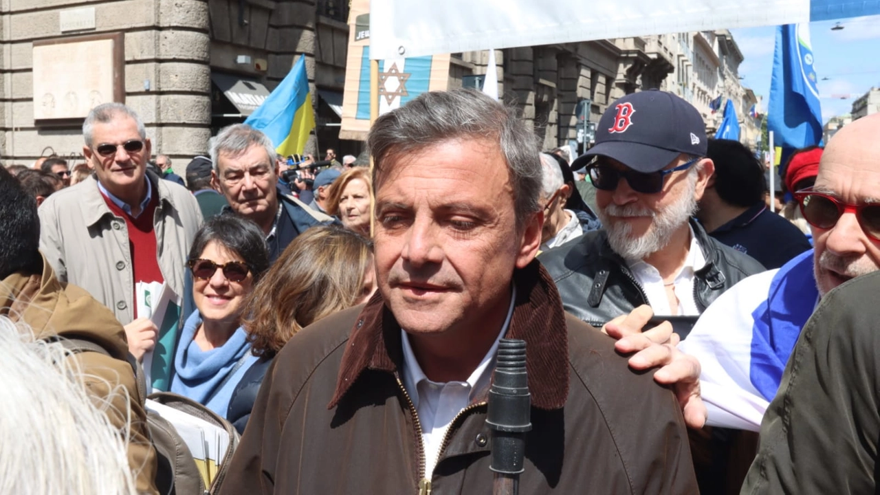 Carlo Calenda al corteo del 25 aprile