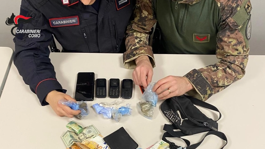Droga, denaro e telefonini in possesso agli spacciatori sono stati sequestrati