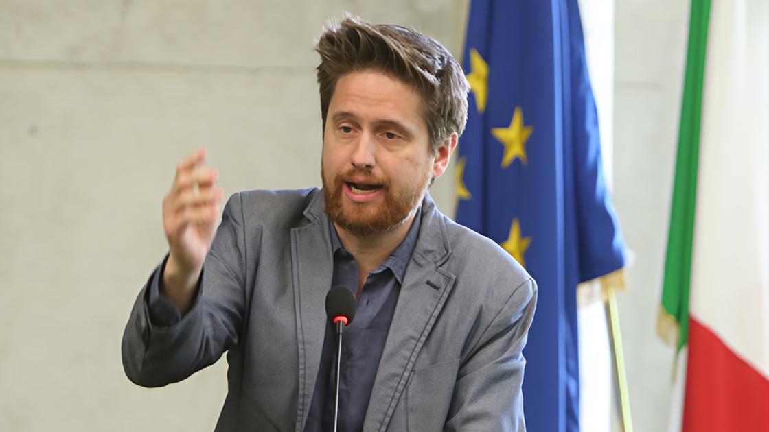 Porada, il Comune replica alle accuse di Trezzi. Parco ripulito dai rifiuti e verde sempre curato Porada, il Comune replica alle accuse di Trezzi. Parco ripulito dai rifiuti e verde sempre curato