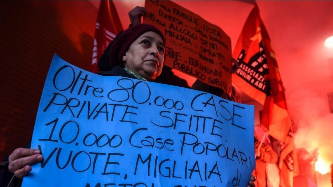 Una protesta per chiedere meno sfratti e più case popolari in Lombardia