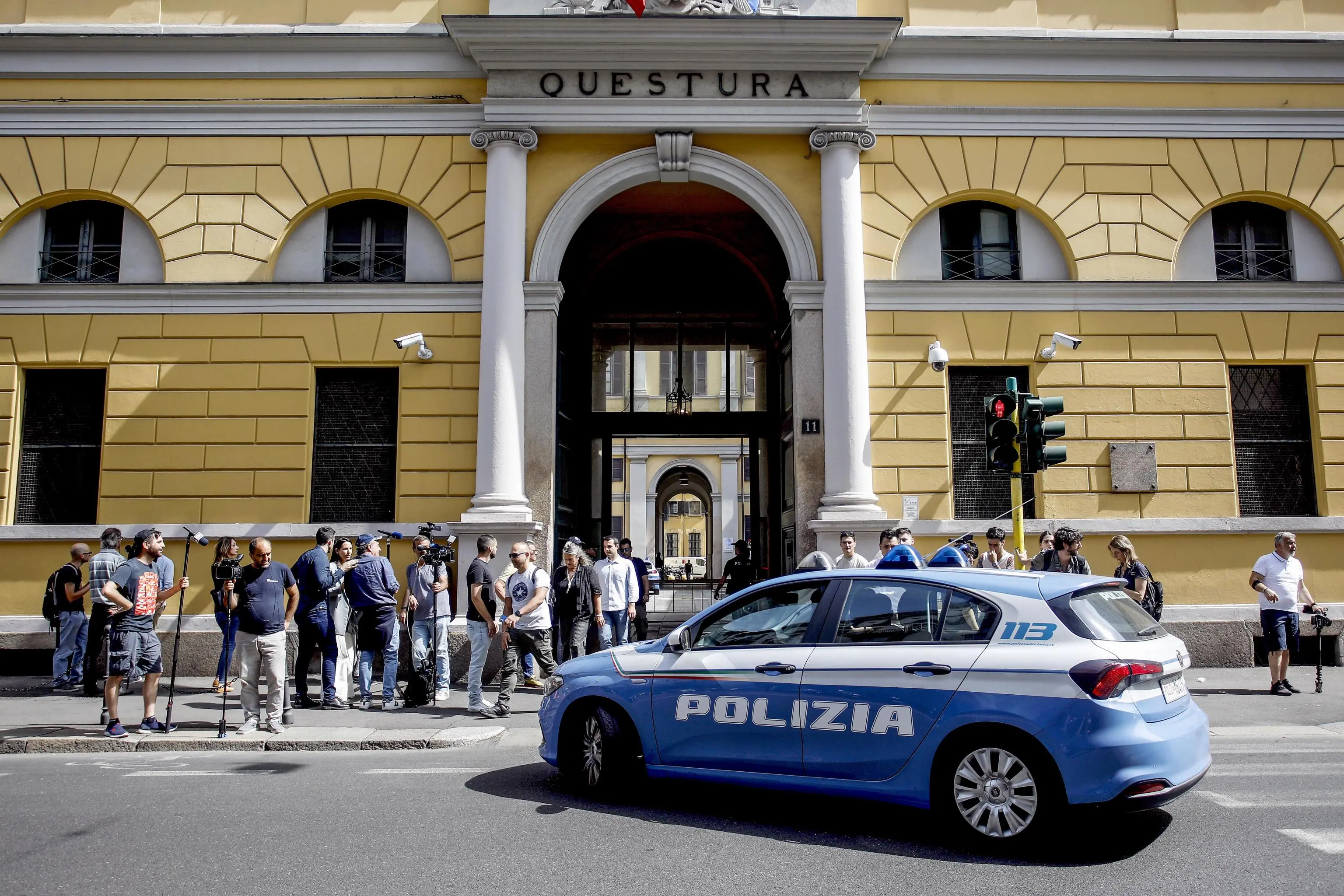 Delitto di Garlasco, la diretta dell’incidente probatorio: all’appello mancano l’intonaco dell’impronta 33 e i para-adesivi