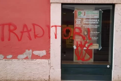 Montichiari, imbrattata anche la sede del Pd
