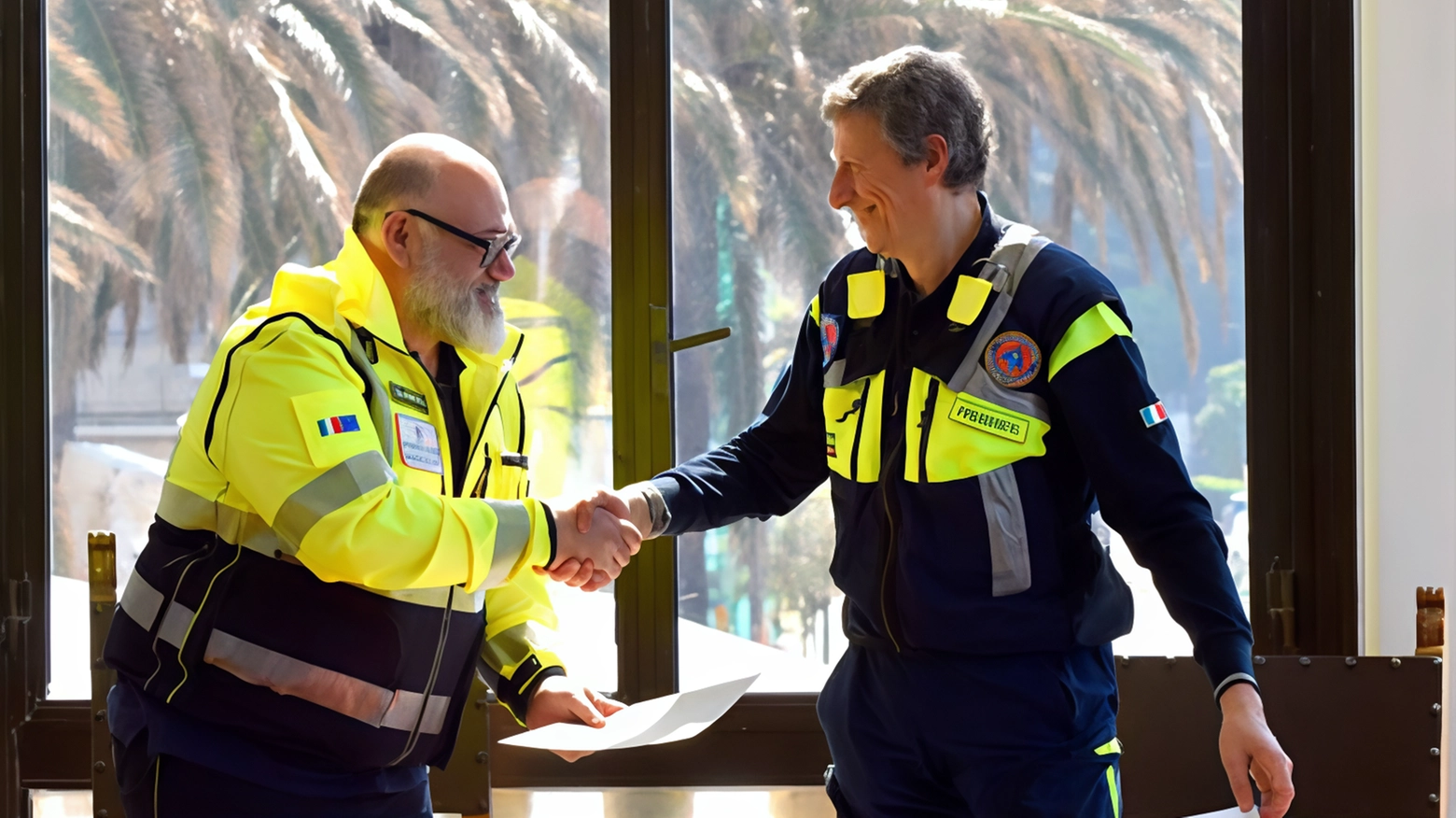 A Moneglia è stato siglato il patto di gemellaggio tra Croce Azzurra e Protezione Civile di Legnano, per intensificare la collaborazione nella gestione delle emergenze. Sindaci e autorità locali presenti alla firma.