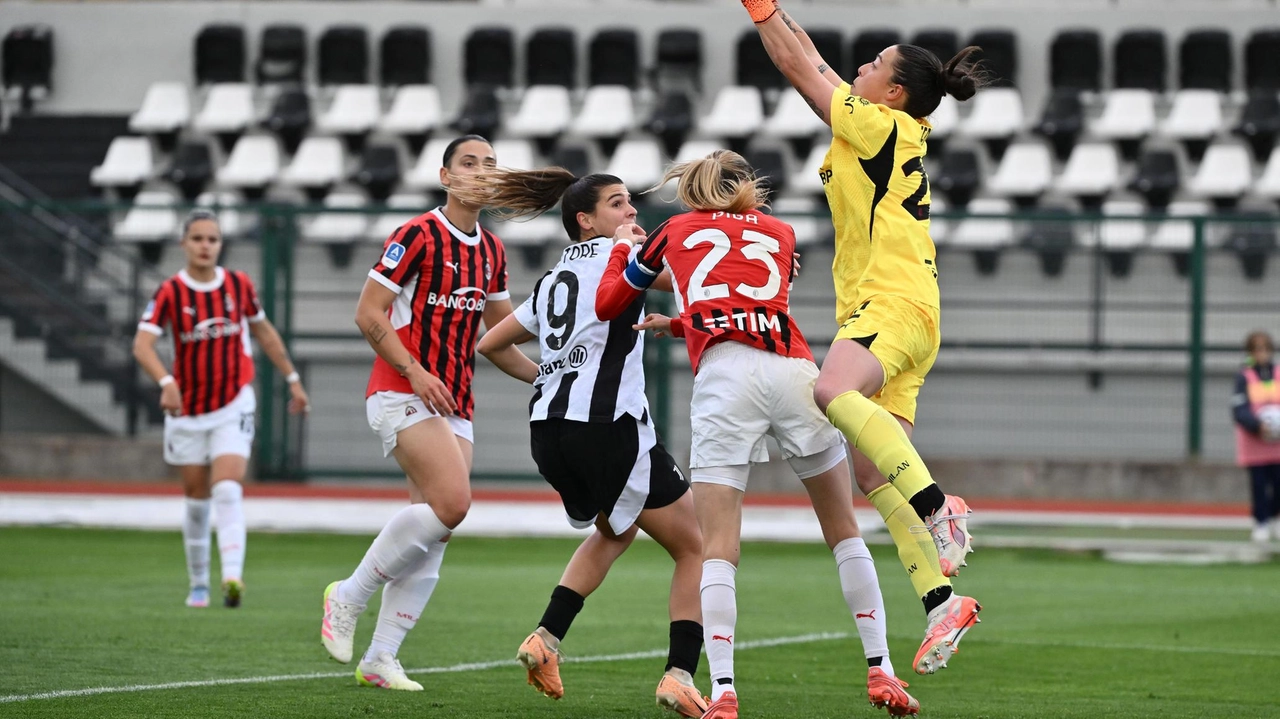Un flash di un recentissimo Juventus-Milan di serie A femminile Un flash di un recentissimo Juventus-Milan di serie A femminile