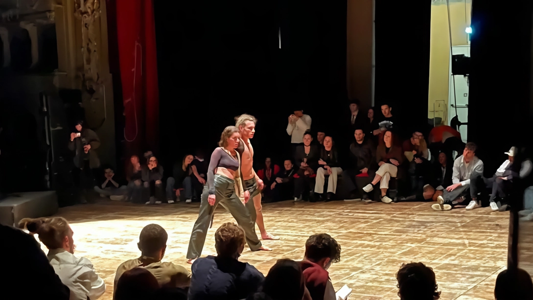 Gli spazi teatrali tornano a ospitare una “ricerca aperta“, che attraversa linguaggi, corpi, suoni e immagini.