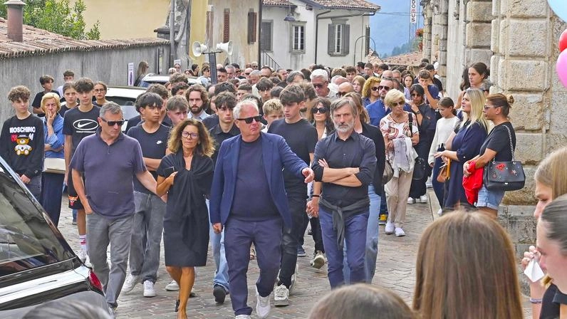 Il saluto di Clusone alla ragazza di 14 anni che ha perso la vita a Caorle. I messaggi degli amici: "Illuminaci sempre, sei la stella più bella". Il saluto di Clusone alla ragazza di 14 anni che ha perso la vita a Caorle. I messaggi degli amici: "Illuminaci sempre, sei la stella più bella".