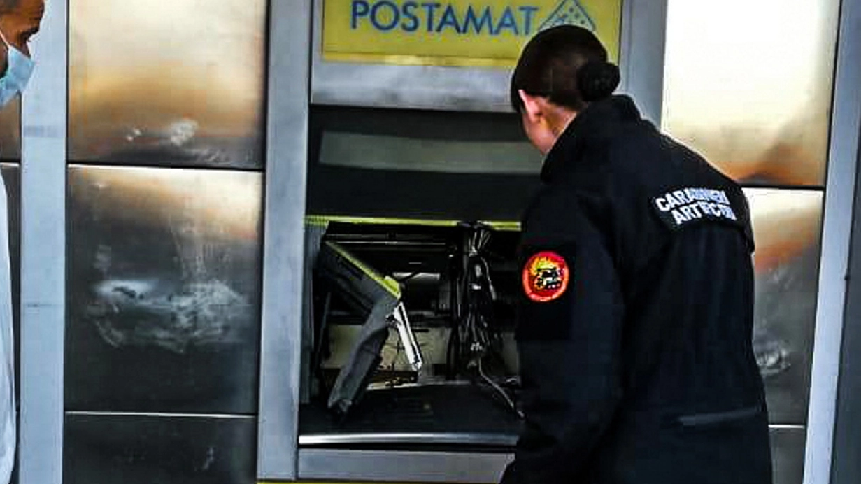 Postamat fatto saltare in una foto di archivio Postamat fatto saltare in una foto di archivio