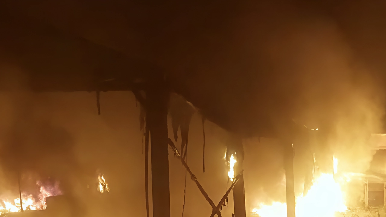 Un incendio di vaste proporzioni è divampato allo Sport Village di viale Campania a Rozzano Un incendio di vaste proporzioni è divampato allo Sport Village di viale Campania a Rozzano