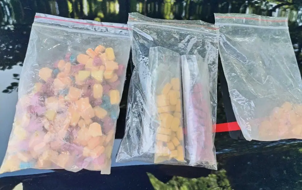 Como, le scorte di ketamina ed ecstasy in casa: 29enne denunciato dalla polizia