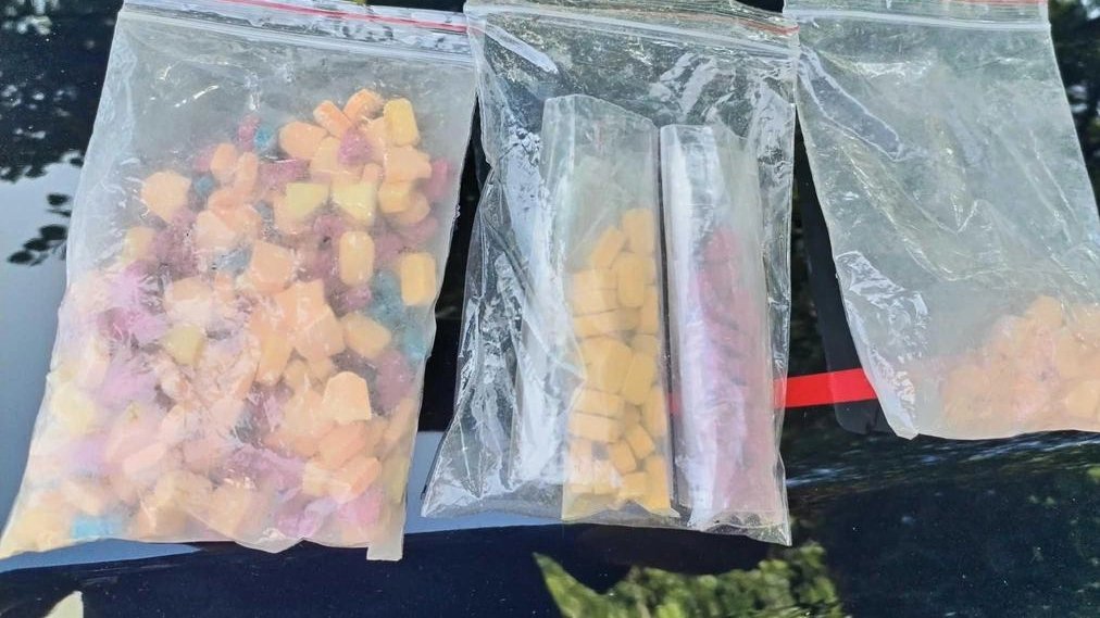 Bustine contenenti ecstasy. Una singola pasticca ha un costo medio fra i 19 e i 24 euro