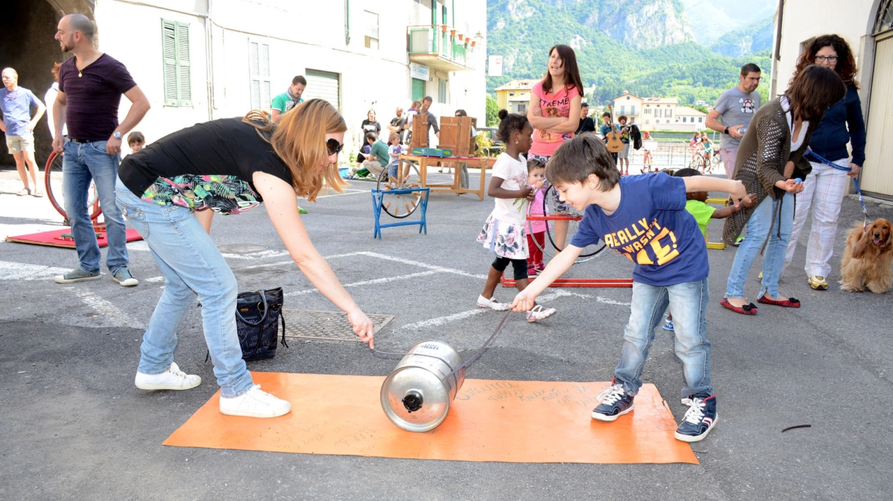 Giochi in piazza ad Olginate, nel Lecchese