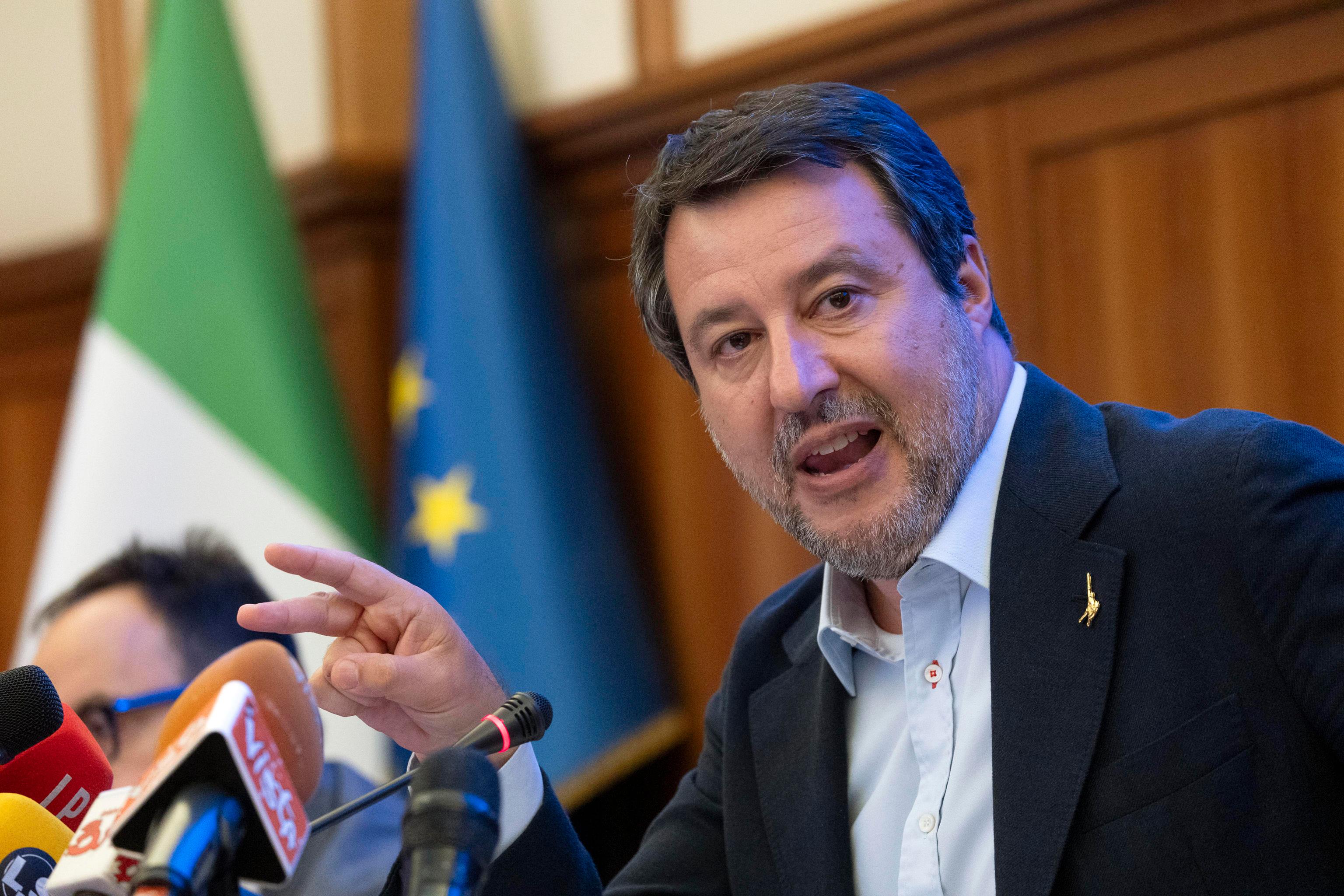 Blocco auto Euro 5 in Lombarda, cambia tutto? Salvini vuole fermarlo: cosa può succedere da ottobre Blocco auto Euro 5 in Lombarda, cambia tutto? Salvini vuole fermarlo: cosa può succedere da ottobre