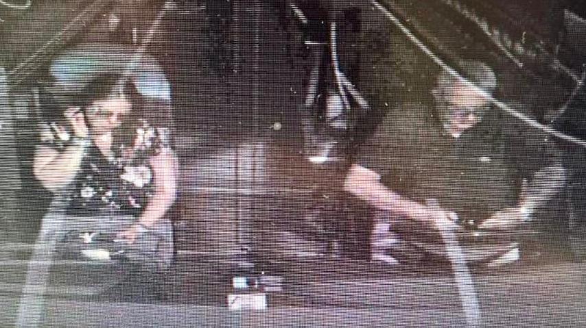 L’autista dello scuolabus guarda il cellulare, la foto prima dello schianto mortale a 90 all’ora in autostrada: “Leggeva un whatsapp”