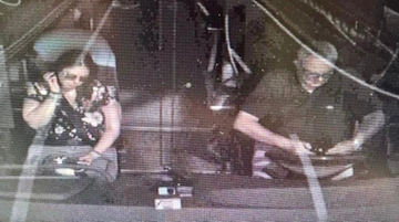 L’autista dello scuolabus guarda il cellulare, la foto prima dello schianto mortale a 90 all’ora in autostrada: “Leggeva un whatsapp”