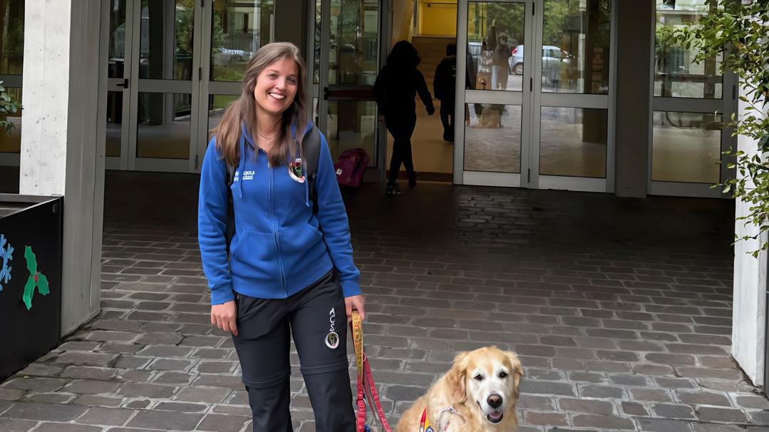 Il cane Nike in cattedra: lezione speciale alla scuola Bonatti Il cane Nike in cattedra: lezione speciale alla scuola Bonatti