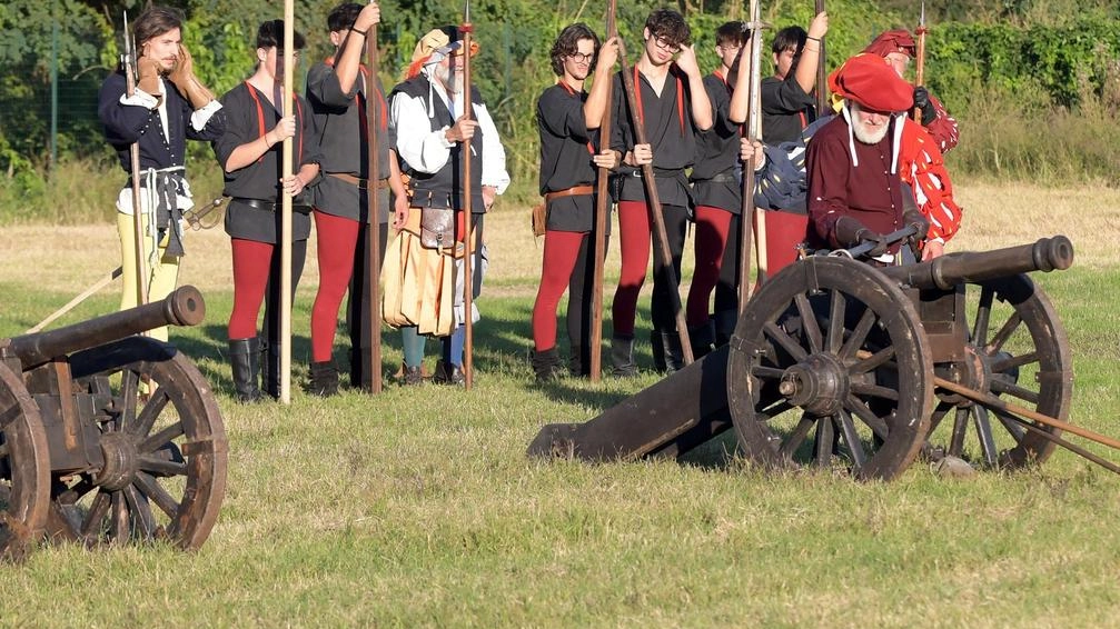 A San Giuliano decine di figuranti hanno rievocato lo scontro storico avvenuto il 13 e 14 settembre 1515 per il controllo del Ducato di Milano. La sfilata, arrivata alla 33esima edizione, è riconosciuta a livello nazionale.