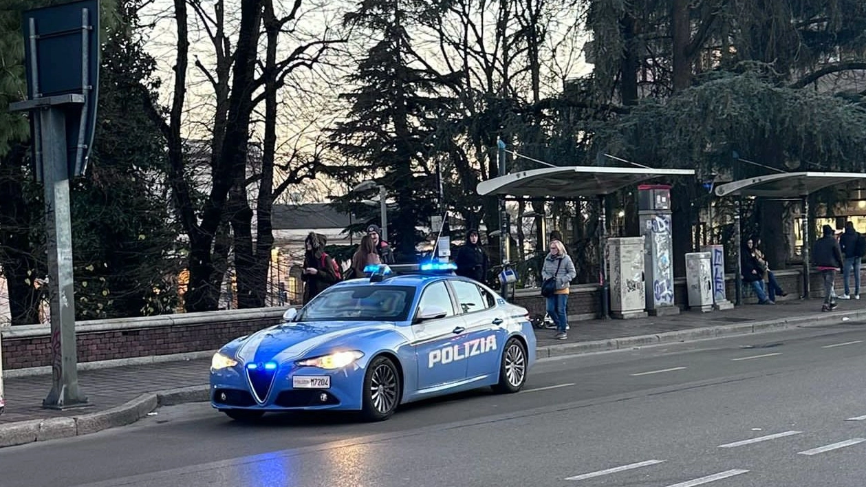 Polizia in zona stazione a Monza Polizia in zona stazione a Monza