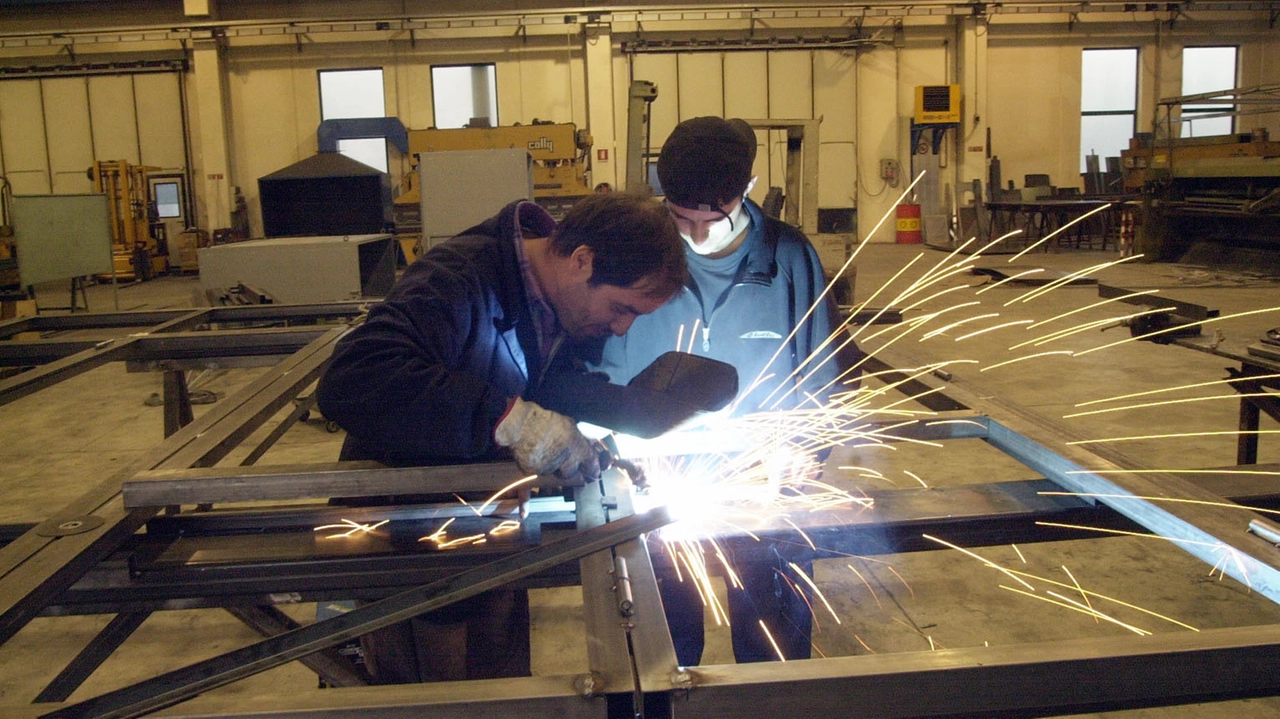 Lavoro in fabbrica (Archivio) Lavoro in fabbrica (Archivio)