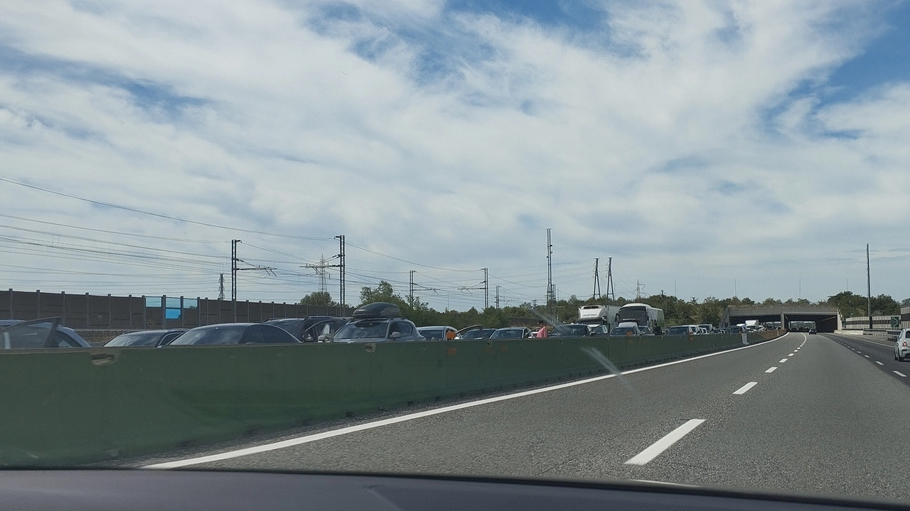Incidente sull’A4 Milano-Torino, lunghe code (Foto Facebook Laura Caputo)