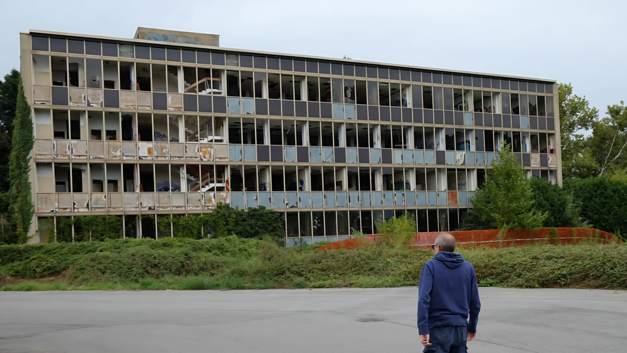 Lo stabilimento produttivo tra Carnate e Usmate dismesso nel 2002 era abbandonato al degrado. Da allora solo una piccola parte era stata recuperata grazie all’acquisizione di Brianzatende. Lo stabilimento produttivo tra Carnate e Usmate dismesso nel 2002 era abbandonato al degrado. Da allora solo una piccola parte era stata recuperata grazie all’acquisizione di Brianzatende.
