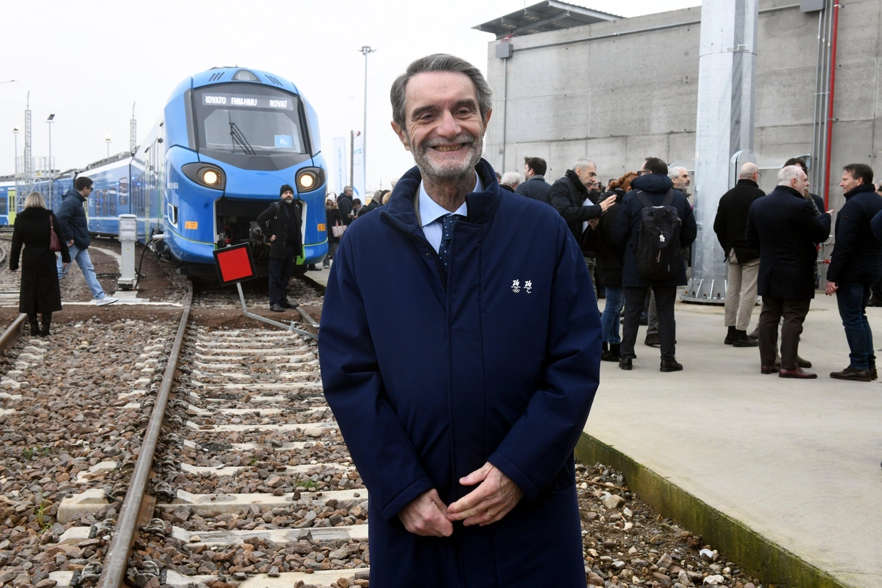 Fontana all'inaugurazione dell'entrata in servizio di uno dei nuovi treni a idrogeno di Trenord
