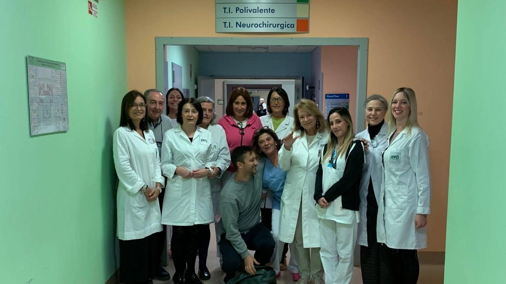 Volontari di Avo Varese portano conforto in Terapia Intensiva: un'esperienza intensa e significativa per pazienti, familiari e operatori sanitari. Volontari di Avo Varese portano conforto in Terapia Intensiva: un'esperienza intensa e significativa per pazienti, familiari e operatori sanitari.