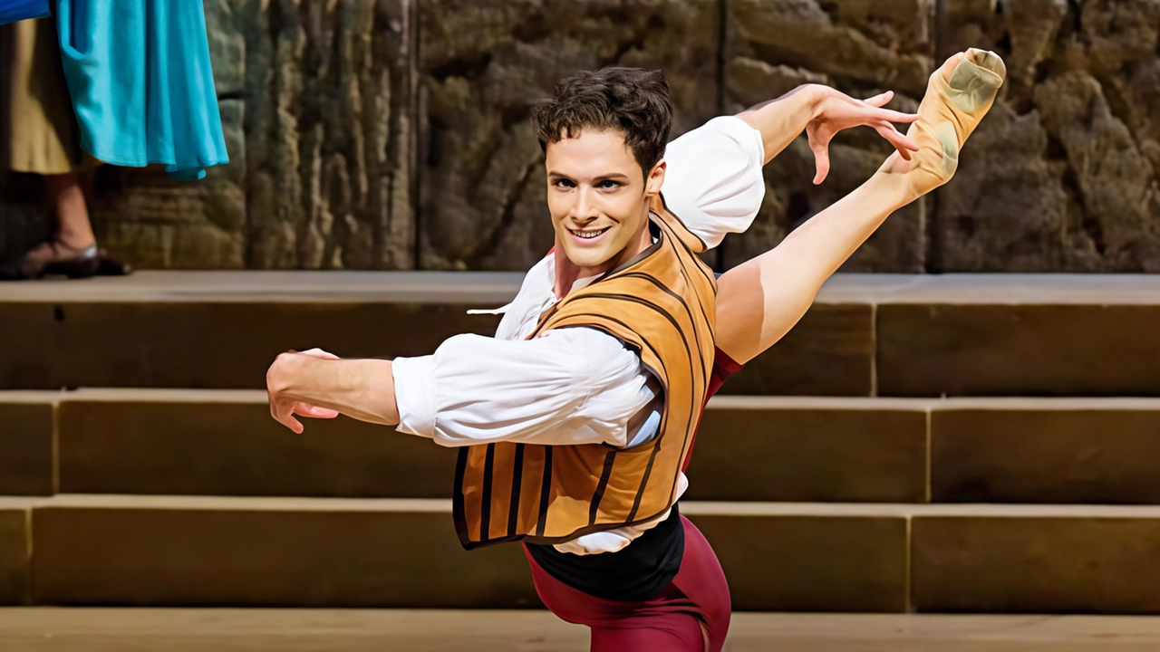Jacopo Tissi nella parte di Basilio nel balletto “Don Chisciotte“, nella versione di Alexei Ratmansky Jacopo Tissi nella parte di Basilio nel balletto “Don Chisciotte“, nella versione di Alexei Ratmansky