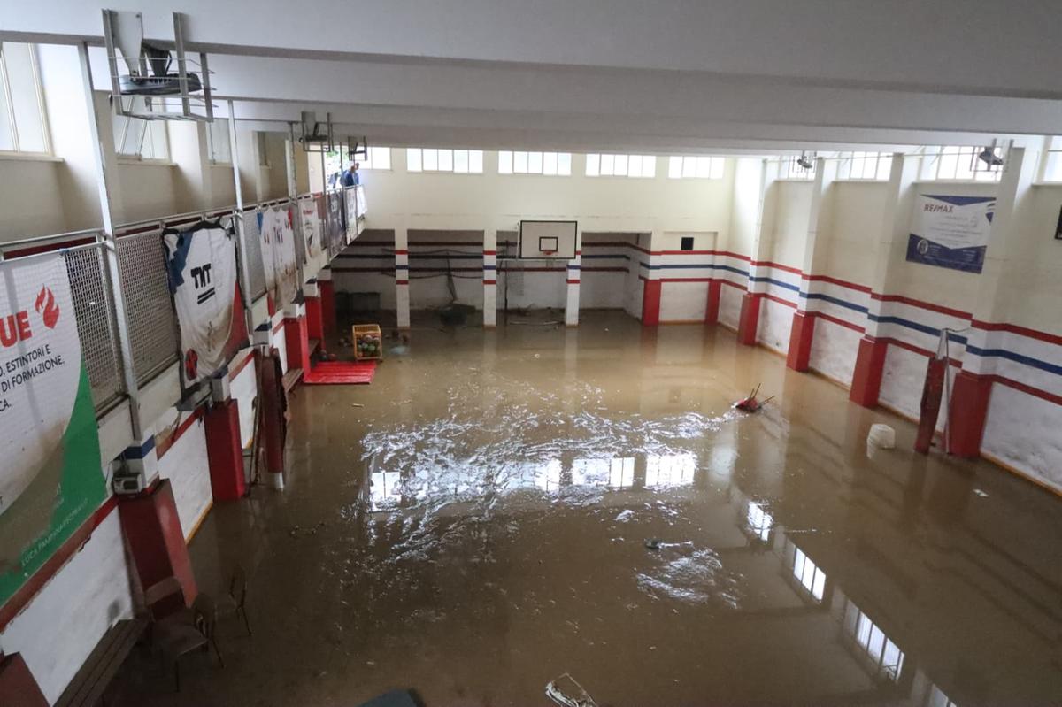 Milano, esonda il Seveso: la palestra dell’oratorio si trasforma in piscina Milano, esonda il Seveso: la palestra dell’oratorio si trasforma in piscina