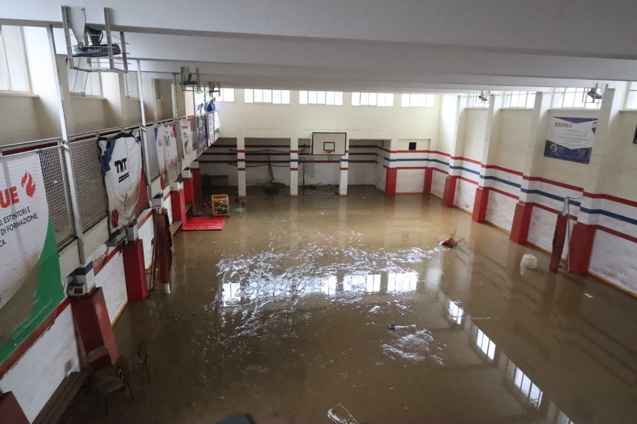 Milano, a palestra dell'oratorio della parrocchia di San Dionigi a Pratocentenaro trasformata in piscina