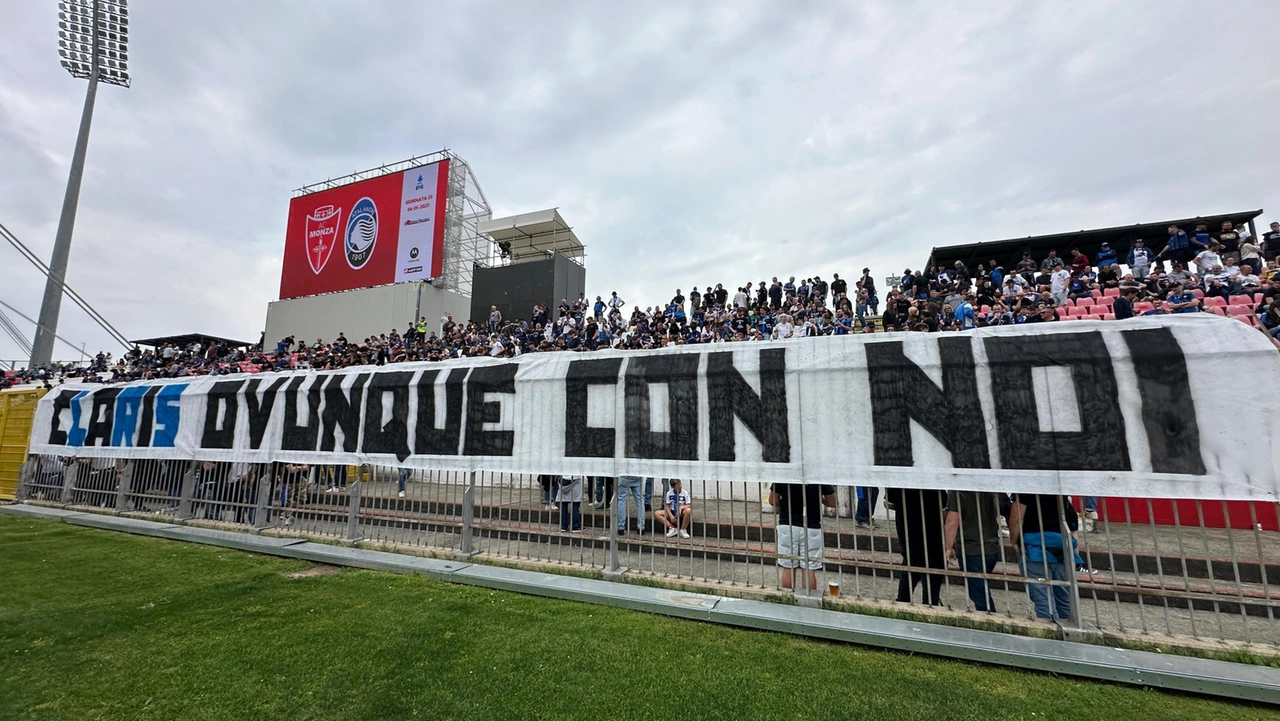 Calcio: striscione Atalanta in memoria del tifoso ucciso