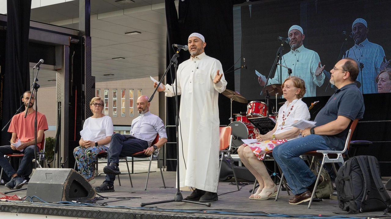 Preghiera interreligiosa per la città in piazza Oldrini davanti a un pubblico meno numeroso del solito e senza la presenza di esponenti dell’Amministrazione Preghiera interreligiosa per la città in piazza Oldrini davanti a un pubblico meno numeroso del solito e senza la presenza di esponenti dell’Amministrazione
