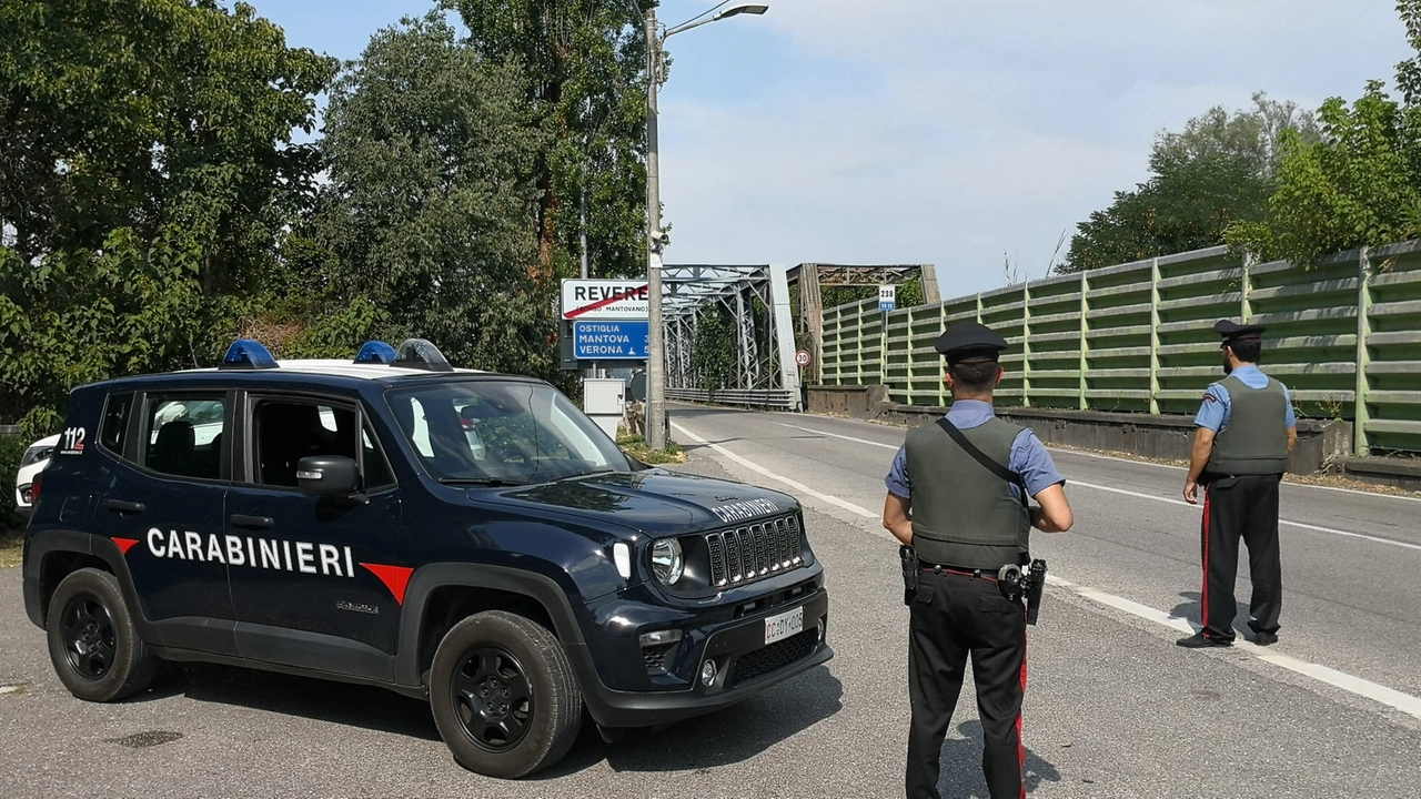 I carabinieri sono stati minacciati con due coltelli da cucina e hanno dovuto usare il taser I carabinieri sono stati minacciati con due coltelli da cucina e hanno dovuto usare il taser