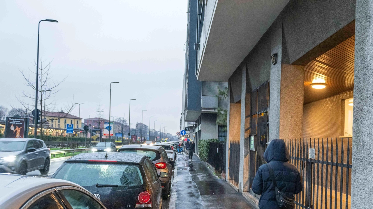 L’ingresso dello stabile di via Palmanova in cui è avvenuta l’aggressione L’ingresso dello stabile di via Palmanova in cui è avvenuta l’aggressione