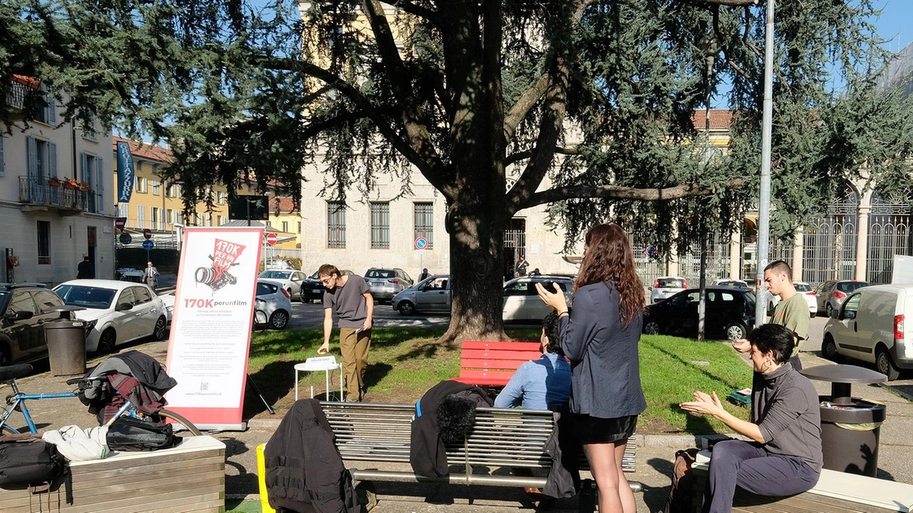 Alla sbarra il prodotto satirico del centro sociale contro la Giunta del presunto malaffare. E la fantomatica regista appare solo con una voce registrata: "Io non esisto ma chiedo scusa". Alla sbarra il prodotto satirico del centro sociale contro la Giunta del presunto malaffare. E la fantomatica regista appare solo con una voce registrata: "Io non esisto ma chiedo scusa".