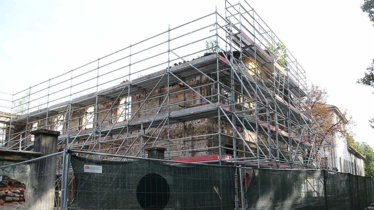 L’assessore all’Urbanistica Marco Lamperti presenta il bilancio degli interventi da 35 milioni "La maggior parte delle strutture ha almeno sessant’anni, diamo la priorità alla sicurezza".