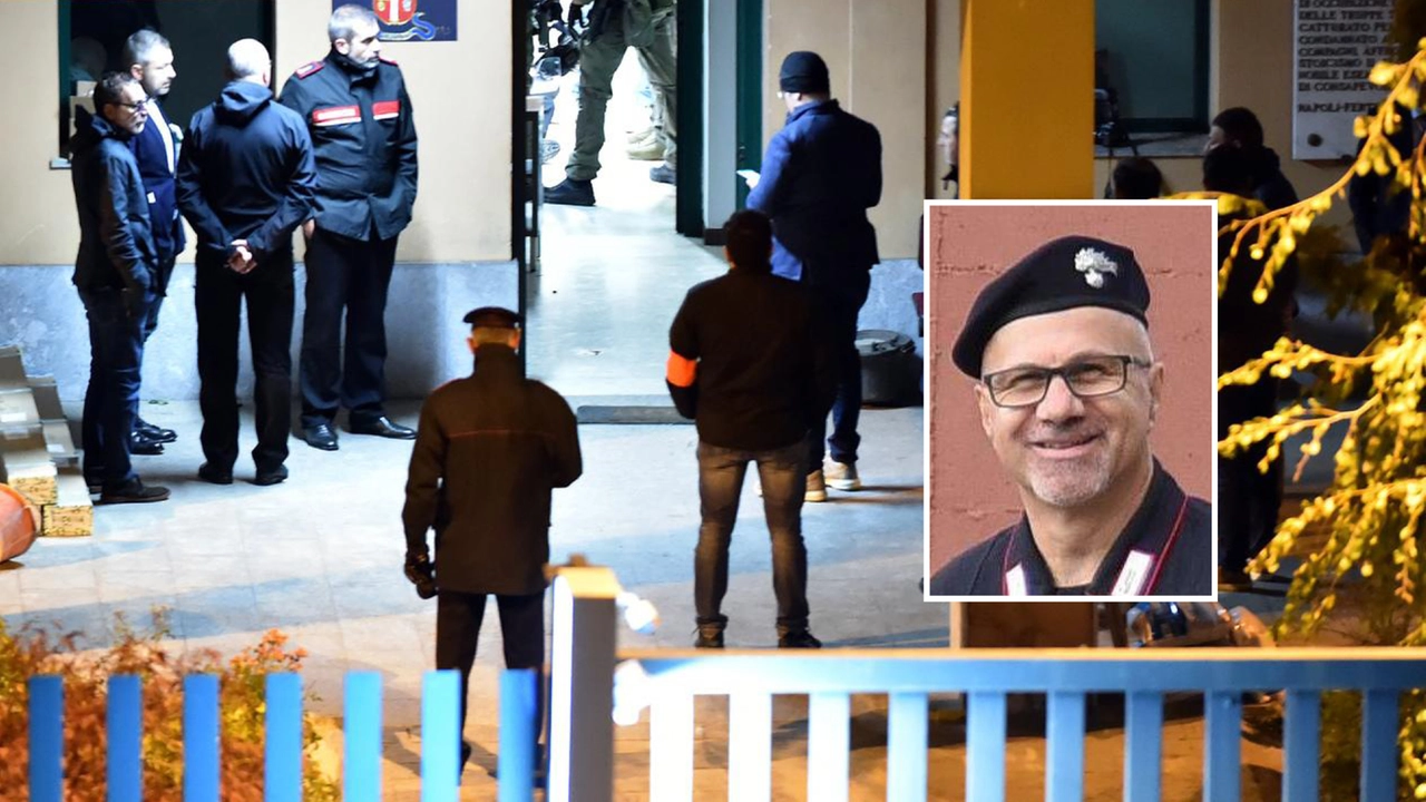 È la sera del 27 ottobre 2022: il brigadiere Antonio Milia pistola in pugno si è barricato nella caserma di Asso dopo aver ucciso il suo superiore Doriano Furcieri