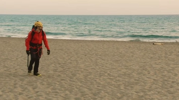 Spot del Soccorso alpino sulla sicurezza in montagna: “Ma perché indossate le infradito?”