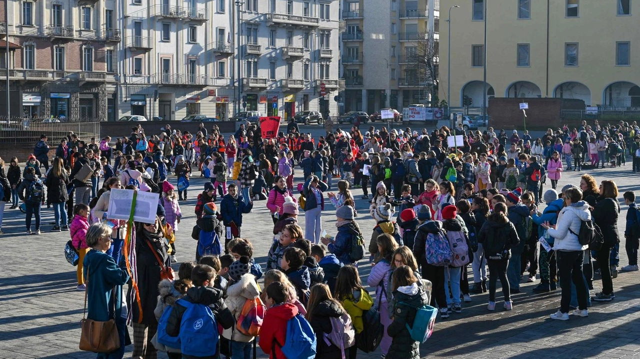 Varese, il corteo con cori e slogan è un appuntamento storico per le scuole. L’assessore Dimaggio: "Pensiamo a quei piccoli che non godono di diritti" . Varese, il corteo con cori e slogan è un appuntamento storico per le scuole. L’assessore Dimaggio: "Pensiamo a quei piccoli che non godono di diritti" .
