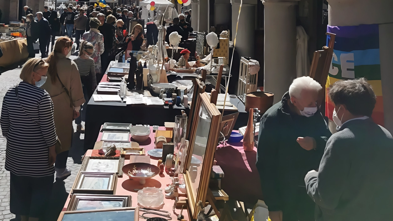 Sono poco meno di duecento gli espositori che oggi troveranno posto con le loro merci pregiate nel centro del borgo Sono poco meno di duecento gli espositori che oggi troveranno posto con le loro merci pregiate nel centro del borgo