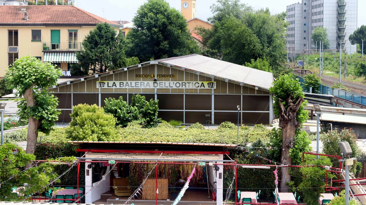 La famiglia Di Furia ha riaperto la pista nel 2011 e il locale è tornato al centro della vita della zona "Glamour? Per noi lo è solo ciò che è autentico". La famiglia Di Furia ha riaperto la pista nel 2011 e il locale è tornato al centro della vita della zona "Glamour? Per noi lo è solo ciò che è autentico".
