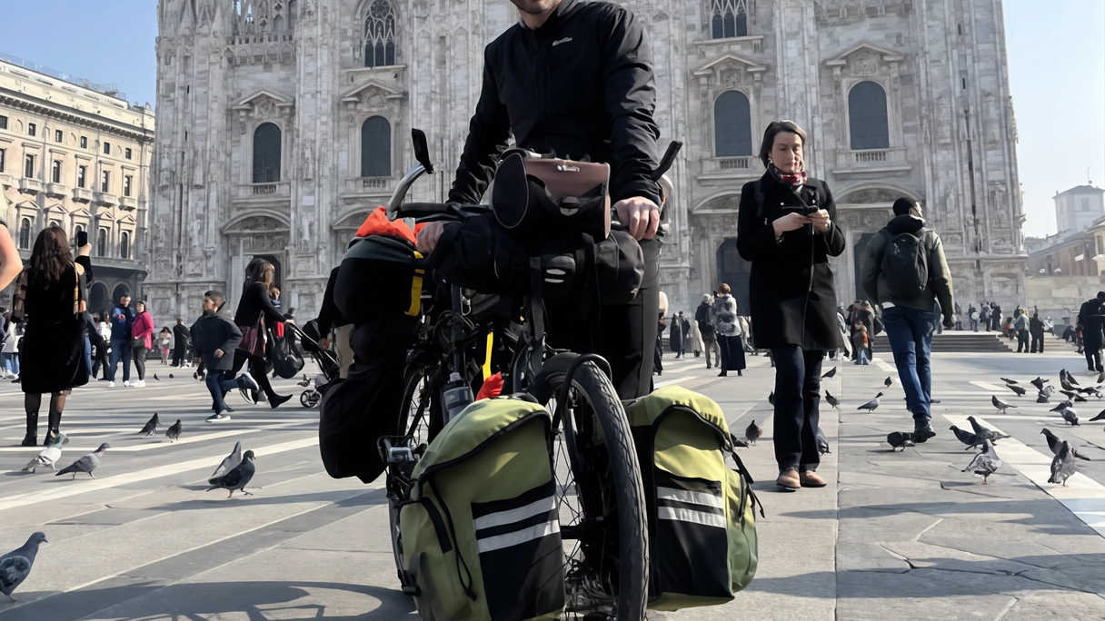 Claudio Piani con la sua bicicletta in piazza Duomo Claudio Piani con la sua bicicletta in piazza Duomo