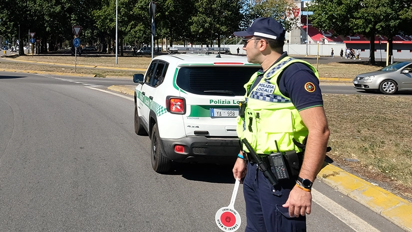 Polizia locale sul luogo dell'incidente mortale Polizia locale sul luogo dell'incidente mortale