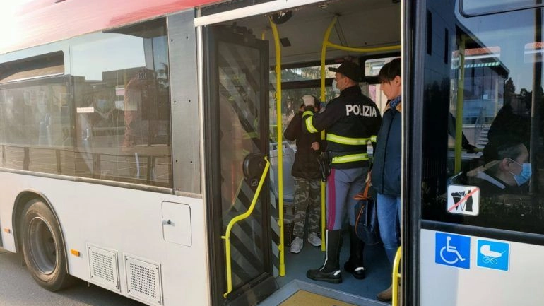 Il bus di Brescia Trasporti è stato raggiunto da una volante della polizia alla fermata di Don Bosco Il bus di Brescia Trasporti è stato raggiunto da una volante della polizia alla fermata di Don Bosco