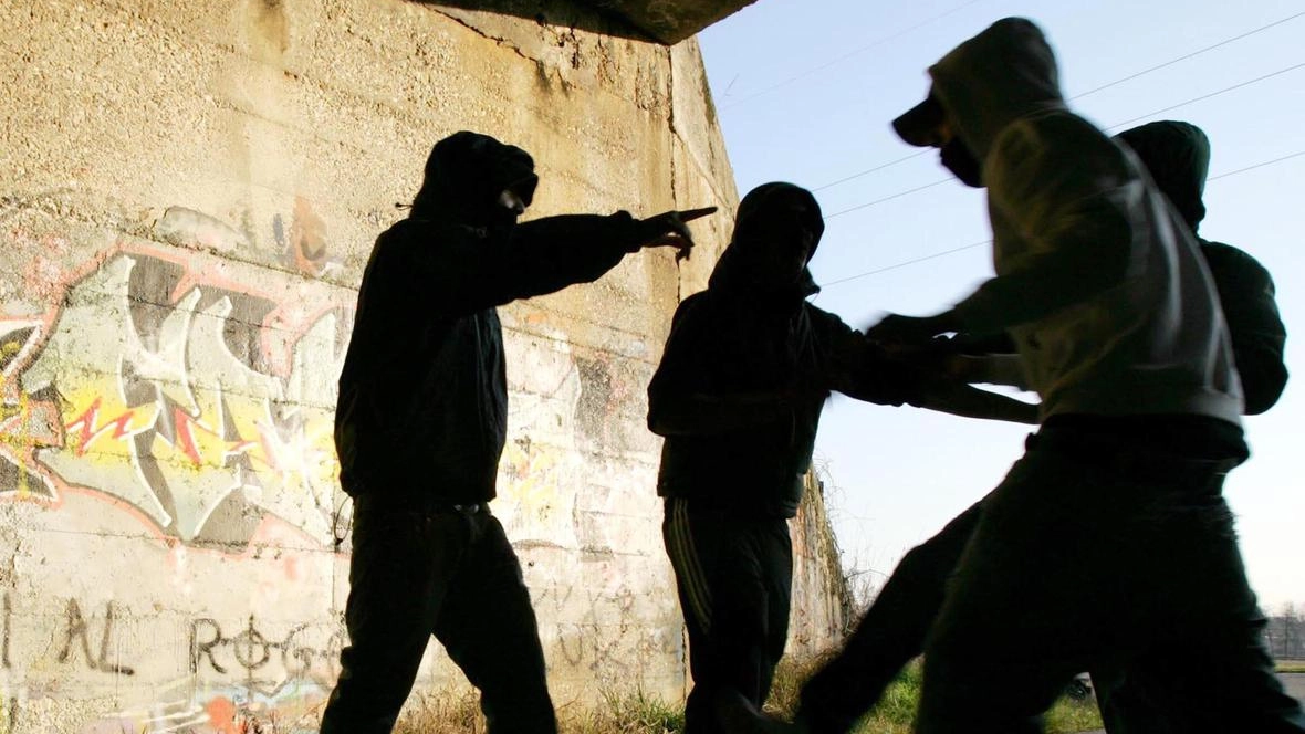 Il grave episodio accende l’attenzione sulla violenza delle bande giovanili Il grave episodio accende l’attenzione sulla violenza delle bande giovanili
