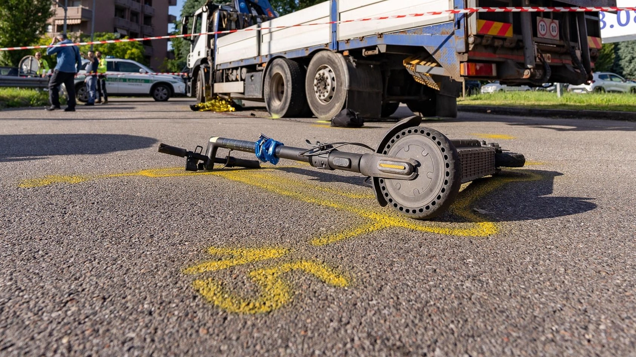La vittima è un cittadino di origini egiziane, residente in città, che tornava dal lavoro. La violenza dell’impatto non gli ha lasciato scampo. Il camionista in ospedale per controlli. La vittima è un cittadino di origini egiziane, residente in città, che tornava dal lavoro. La violenza dell’impatto non gli ha lasciato scampo. Il camionista in ospedale per controlli.