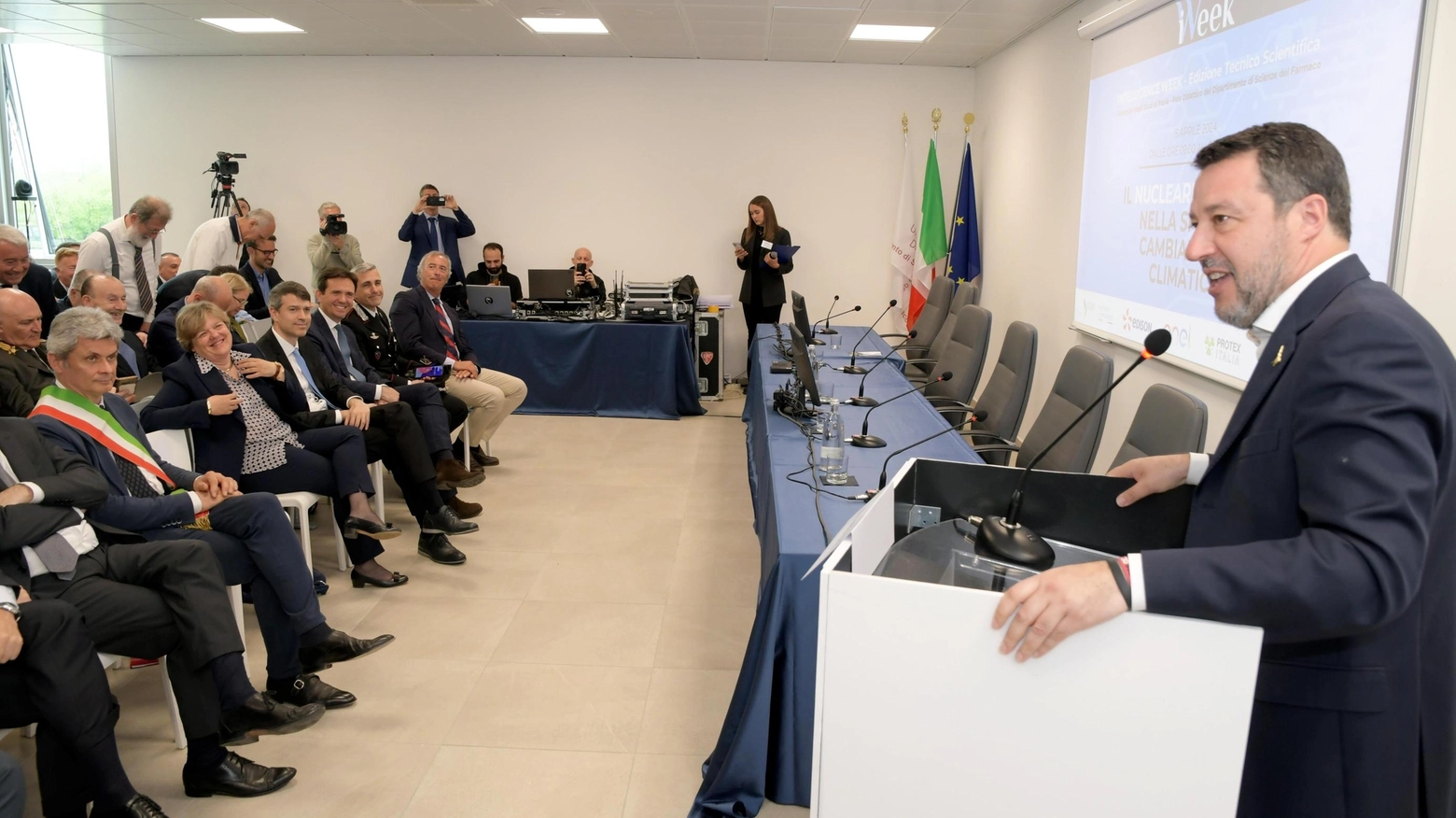 Il vicepresidente del Consiglio in città per il convegno sull’energia pulita. Il deputato di FI Alessandro Cattaneo: "Pavia coraggiosa protagonista" .