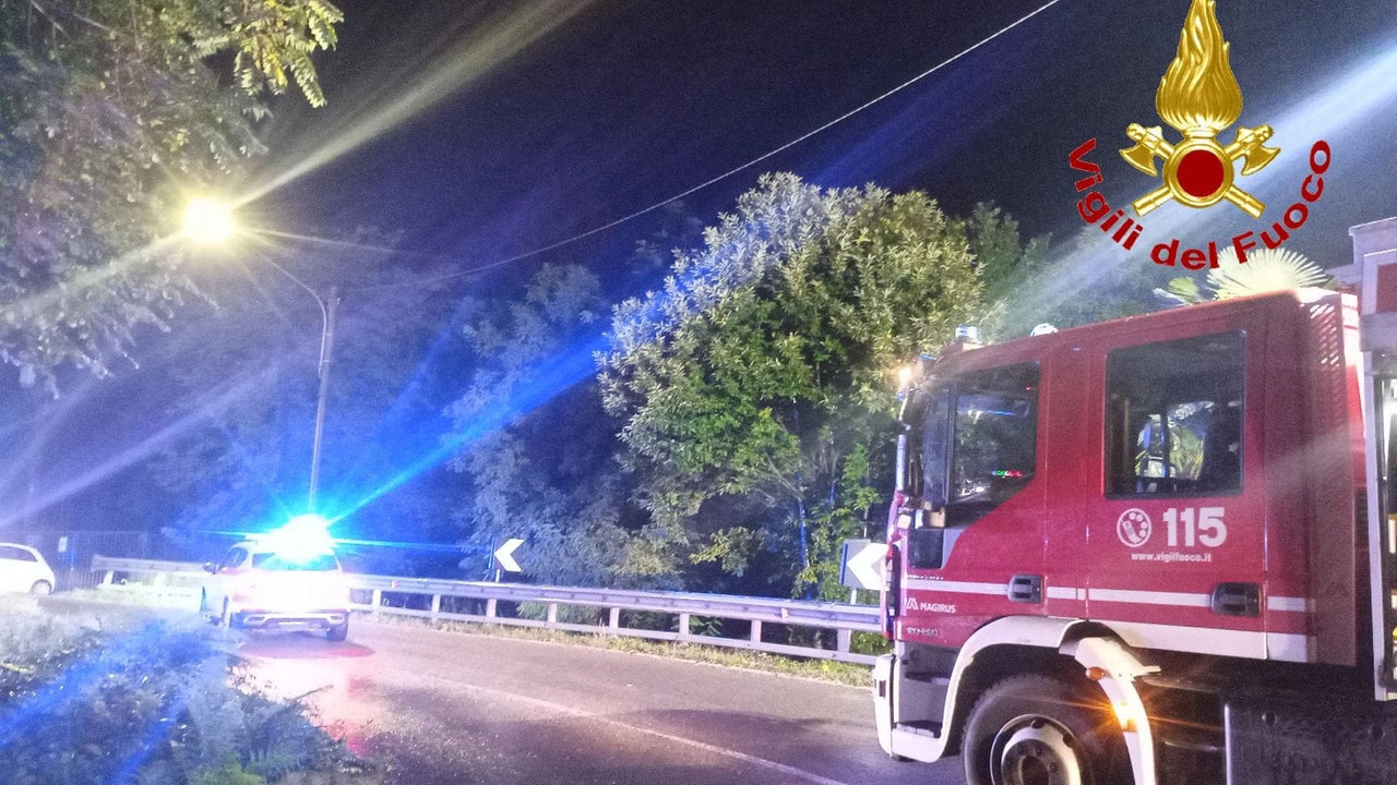 Sul posto anche i vigili del fuoco, accorsi insieme ai mezzi di soccorso inviati da Areu Sul posto anche i vigili del fuoco, accorsi insieme ai mezzi di soccorso inviati da Areu